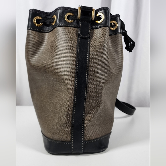 Fendi bucket shoulder/crossbody. Fading on edges/piping. Not original drawstring - Picture 3 of 16